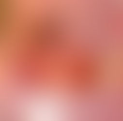 Un salon Airbnb lumineux et coloré, décoré dans des tons roses et orangés, illustrant l’impact d’un aménagement différenciant sans gros budget.